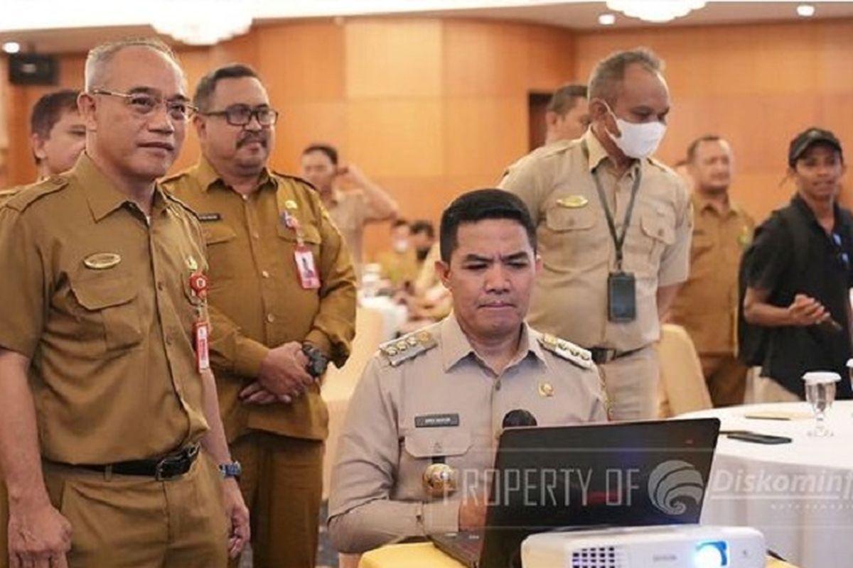 Wali Kota (Walkot) Samarinda Andi Harun di dampingi Kepala DPMPTSP Samarinda Jusmaramdhana Alus saat peluncuran aplikasi Sipelataran, di Hotel Bumi Senyiur, Jalan Pangeran Diponegoro, Samarinda, Selasa (25/10/2022). 