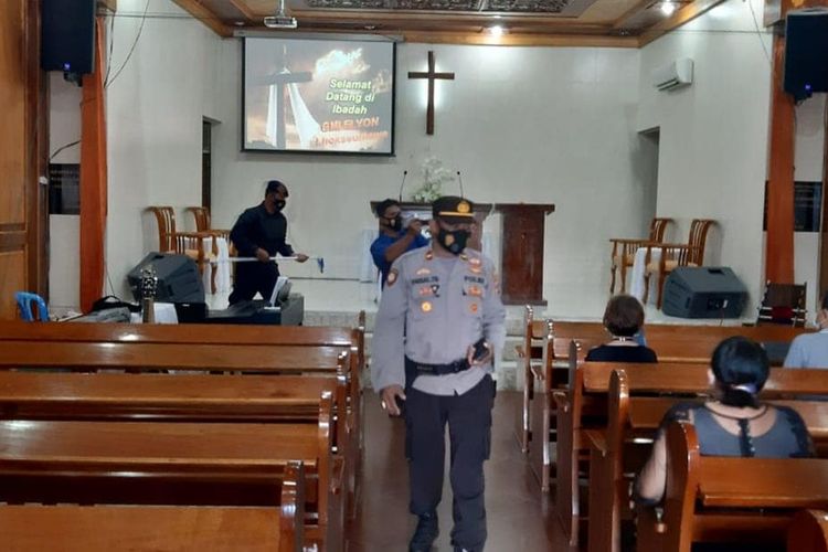 Kapolres Lhokseumawe AKBP Eko Hartanto, memimpin sterilisasi tiga gereja di Desa Pusong Lama, Kecamatan Banda Sakti, Kota Lhokseumawe, Jumat (2/4/2021).