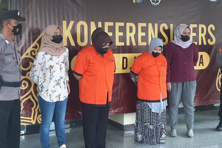 Dua orang yakni NA (32)  warga Jatinegara, Jakarta Timur dan JN (59) warga Purwakarta, Jawa Barat ditetapkan tersangka dalam kasus pekerja migran Indonesia ilegal. Kedua tersangka merupakan ibu rumah tangga.
