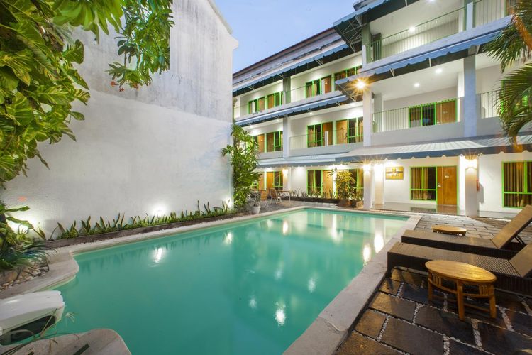 Area kolam renang di Spazzio Hotel Bali