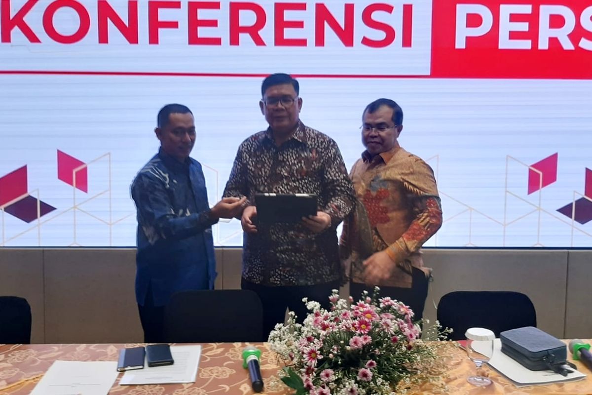 Direktur Utama Bank Banten Muhammad Busthami (kiri) usai menggelar RUPSLB tahun 2023. Mantan Senior Executive Bank Syariah Mandiri itu akan membenahi bank Banten agar lebih baik.