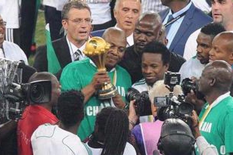 Pelatih Nigeria, Stephen Keshi (tengah), berpose dengan trofi Piala Afrika Afsel 2013, setelah timnya mengalahkan Burkina Faso 1-0 di partai puncak di Stadion Soccer City, Johannesburg, Minggu (10/2/2013). Keshi akhirnya mundur dari jabatannya sehari kemudian.