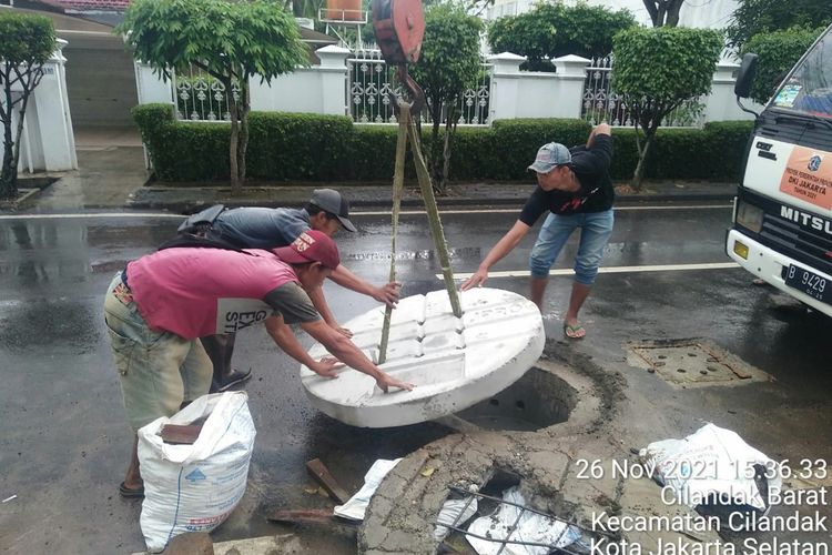 Meski baru dibangun, namun tutup sumur resapan di Jalan Intan, Cilandak Barat, Jakarta Selatan, sudah jebol. Tutup sumut resapan itu tengah diperbaiki.