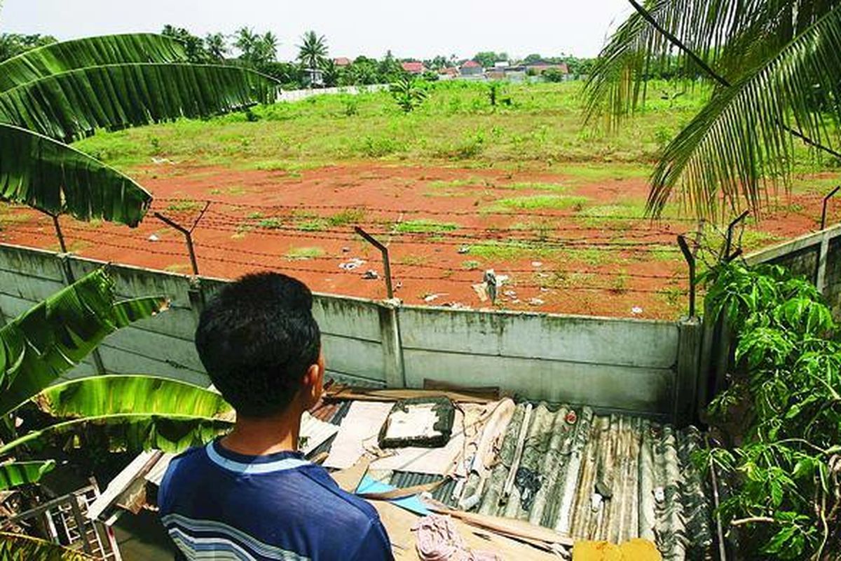 Warga memerhatikan bekas Situ Kayu Antap di Rempoa, Tangerang Selatan, yang diuruk salah satu pengembang untuk dijadikan lahan perumahan. Konflik antara pengembang dengan pemerintah tentang kepemilikan lahan tersebut hingga kini masih berlangsung.