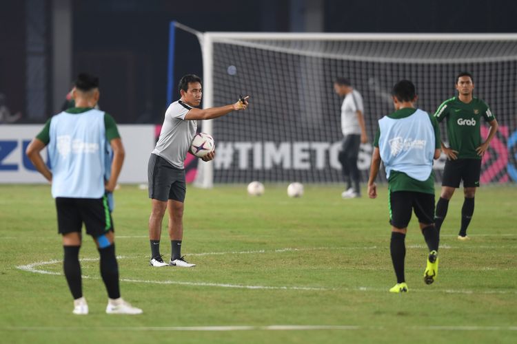 Pelatih Indonesia Bima Sakti (kedua kiri) memberikan instruksi dalam sesi latihan menjelang laga lanjutan Piala AFF 2018 melawan Timor Leste, di Stadion Utama Gelora Bung Karno, Jakarta, Senin (12/11/2018). 