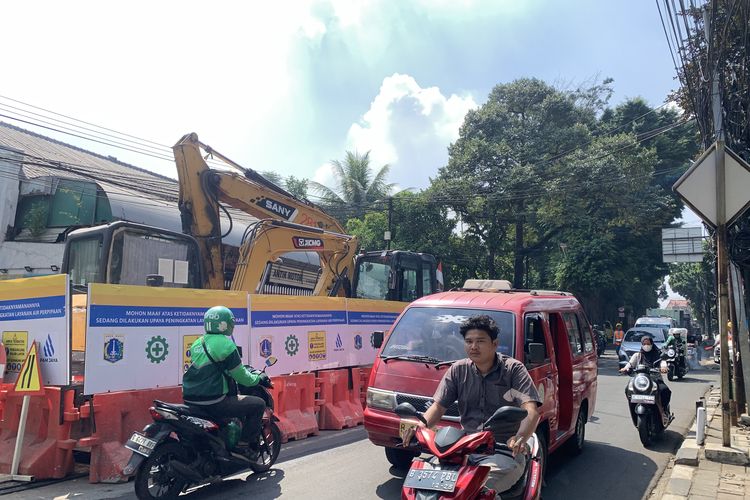 Jalan Menyempit dan Macet Imbas Proyek Pipa PAM Jaya di Ciracas, Target Rampung Maret 2027
