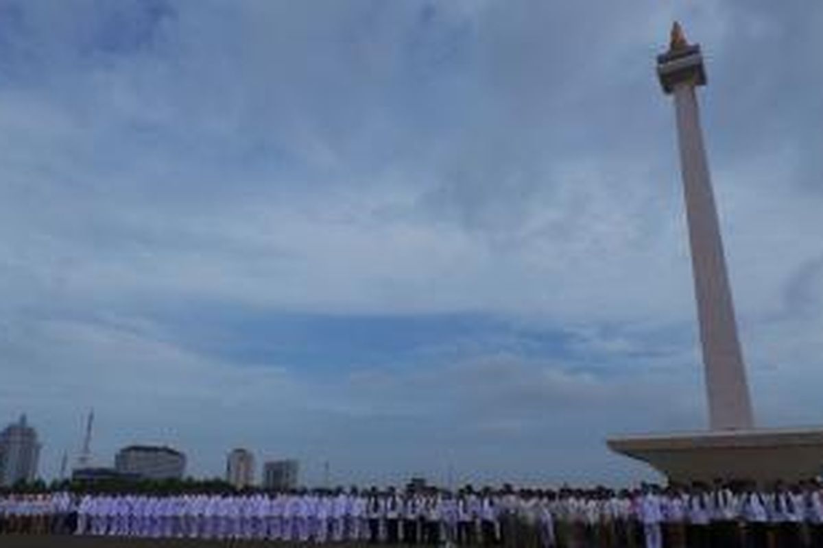 Pelantikan ribuan pejabat DKI, di Lapangan Silang Monas Selatan, Jakarta, Jumat (2/1/2015).