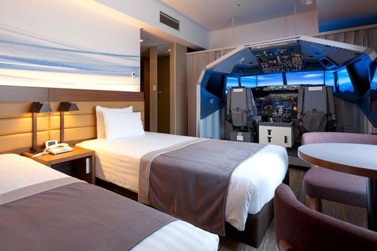 Sebuah kamar bertipe Superior Cockpit Room di sebuah hotel di dekat Bandara Haneda Tokyo, Jepang.