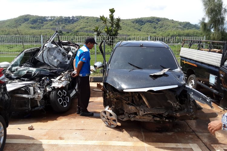 Mobil Avanza yang mengalami kecelakaan tunggal di tol Batang-Semarang. KOMPAS.COM/SLAMET PRIYATIN