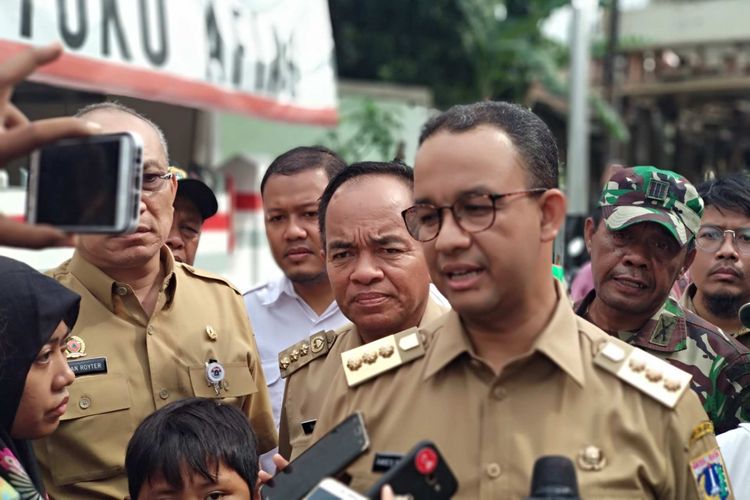 Gubernur DKI Jakarta Anies Baswedan mengunjungi Jalan Arus, Cawang, Jakarta Timur yang terendam banjir, Selasa (6/2/2018) siang.