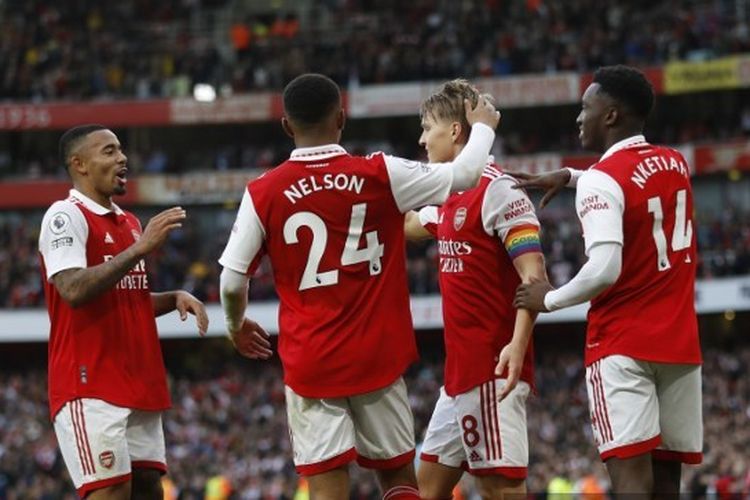 Para pemain Arsenal merayakan gol Martin Odegaard (dua dari kiri) ke gawang Nottingham Forest pada laga pekan ke-14 Liga Inggris 2022-2023 di Stadion Emirates, Minggu (30/10/2022) malam WIB. Laga Arsenal vs Nottingham berakhir 5-0.