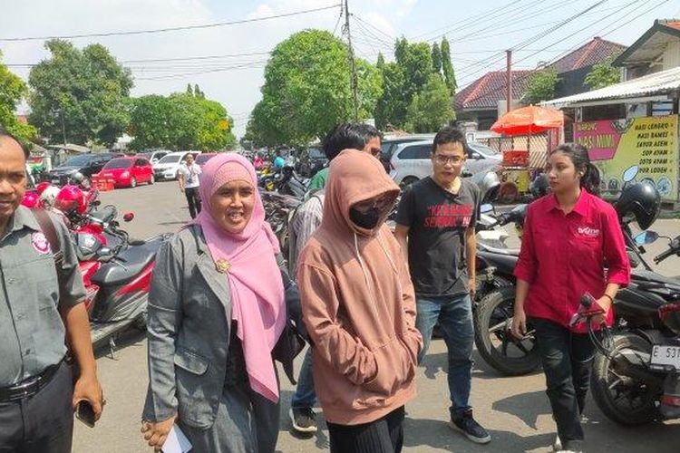 Adik Pegi Setiawan, Lusiana (jaket cokelat) saat tiba di Mapolres Cirebon Kota didampingi dua kuasa hukumnya, Selasa (28/5/2024). 

