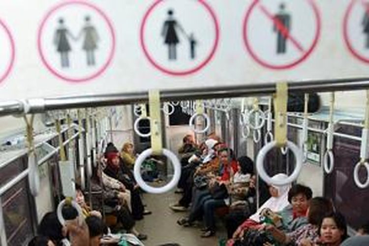 Suasana dalam rangkaian kereta wanita di Indonesia.