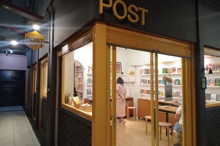 Tampilan luar toko buku Post Bookshop yang berlokasi di Pasar Santa, Jakarta Selatan, Jumat (16/2/2024).