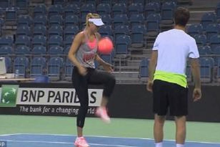 Maria Sharapova melakukan juggling saat berlatih