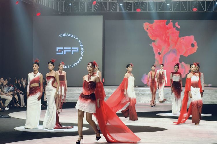 Boold karya desainer Migi Rihasalay yang merangkai cerita tentang kehidupan dan pengorbanan saat ditampilkan pada Surabaya Fashion Parade (SFP) 2025 ke-18 tahun berlangsung di Tunjungan Plaza 3 Level 6 pada 14?16 November 2025.