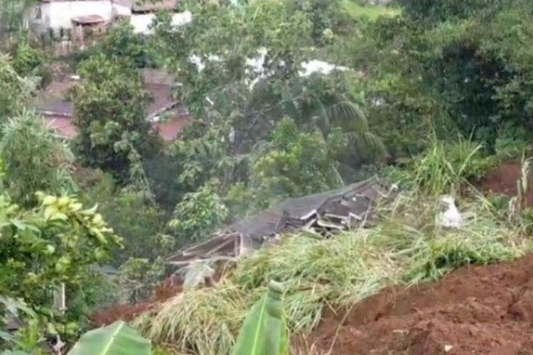 Longsor di Kampung Cibatu, Desa Sekarwangi, Kecamatan Cibadak, Kabupaten Sukabumi, Rabu (24/1/2024).