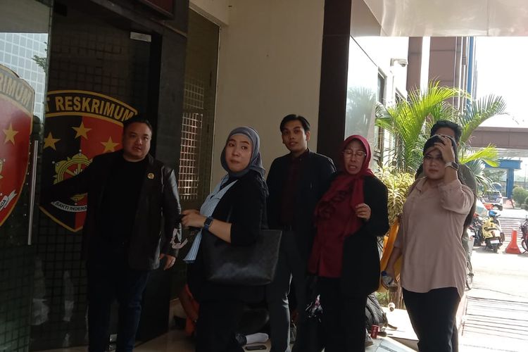 Para pengacara saksi kasus pembunuhan Vina dan Eky saat mendampingi kliennya datang ke Markas Kepolisian Daerah Jawa Barat, Selasa (11/6/2024). Mereka datang untuk mencabut kesaksian yang tertuang dalam berita acara pemeriksaan pada 2016.