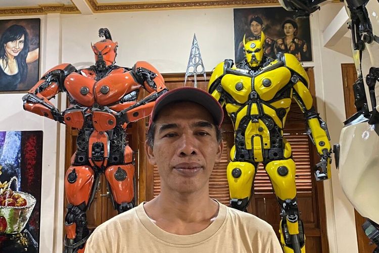 Eri Sudarmono dan Replika Robot Buatannya di rumahnya Padukuhan Kauman, Kalurahan Gilangharjo, Kapanewon Pandak, Kabupaten Bantul, DI Yogyakarta.