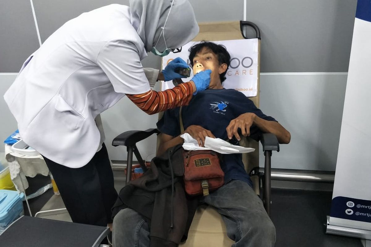 Pemeriksaan gigi penyandang disabilitas di Stasiuj MRT Bunderan HI, Jakarta pusat, Rabu (4/12/2019).