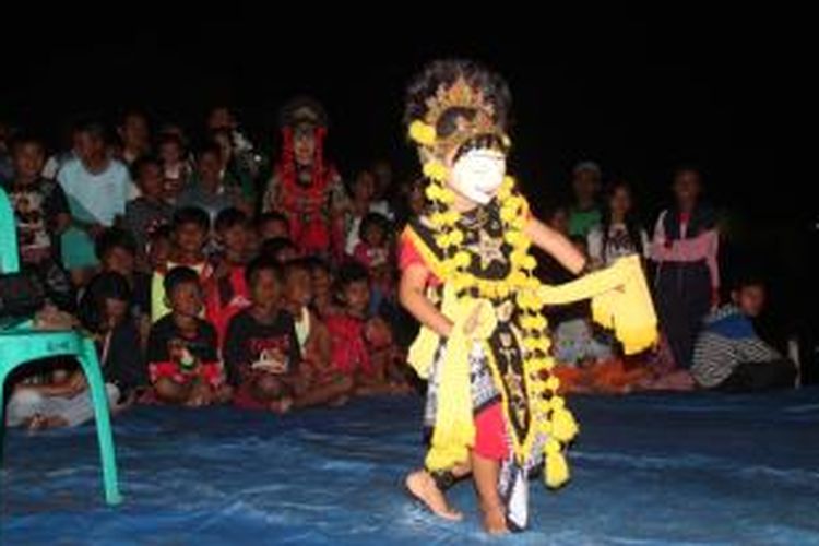 Dini Febriani, bocah gadis 4 tahun ini begitu lues menarikan Tari Topeng Samba, di depan Gudang Produksi Garam, Desa Ambulu, Kecamatan Losari, Kabupaten Cirebon, Jawa Barat, Sabtu malam (31/1/2015). Dini seakan 