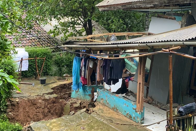 Dindin dan tembok di rumah salah seorang warga di Kampung Cihonje Rt1/6 Desa Sukamaju, Kecamatan Cikembar, Kabupaten Sukabumi, Jawa Barat mengalami retakan, selain itu juga jalan setapak di depan rumah tersebut pegalami pergeseran tanah. Rabu (4/12/2024)