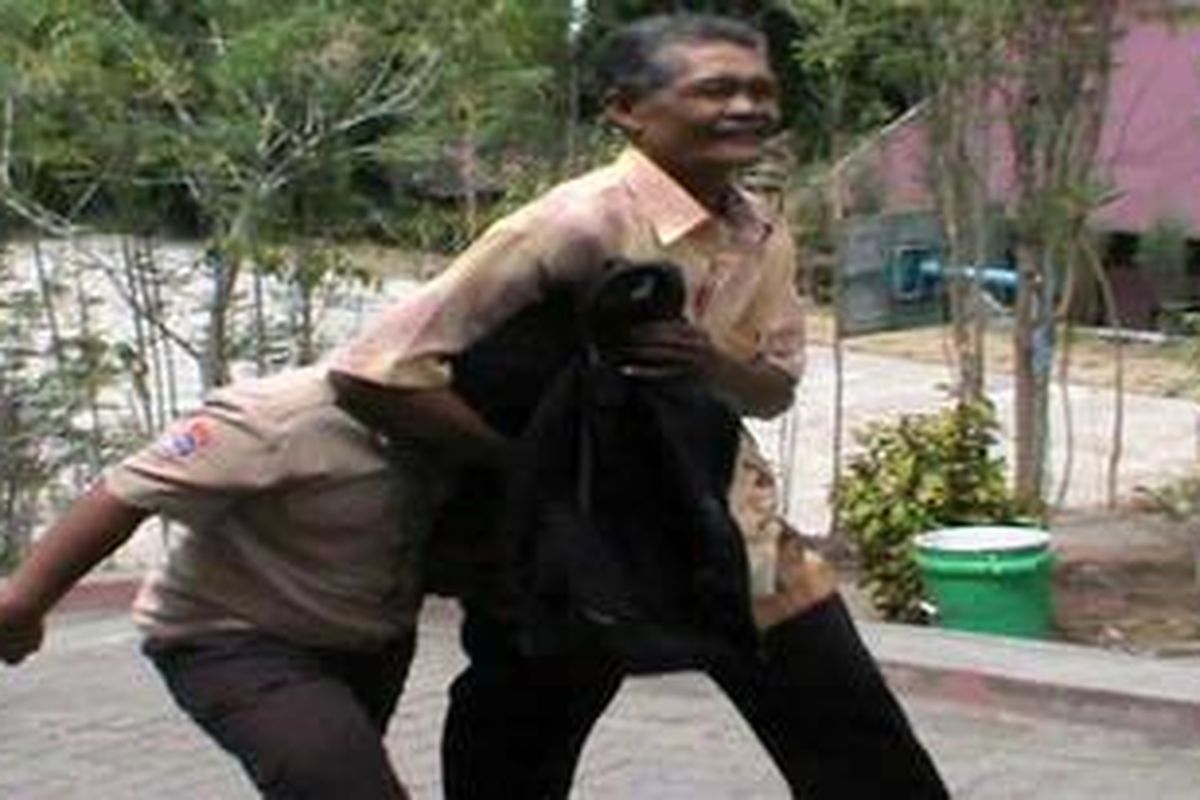 Guru BK SMP 3, saat menggelandang siswanya yang tertangkap di SMP 8