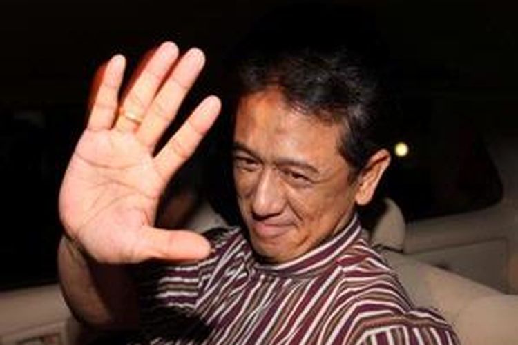 Pimpinan KPK non-aktif Chandra M Hamzah keluar dari Kantor Bareskrim Mabes Polri, Jakarta, Rabu (4/11) malam. Ia bersama Bibit Samad Rianto dikeluarkan dari tahanan setelah penangguhan penahanan mereka dikabulkan