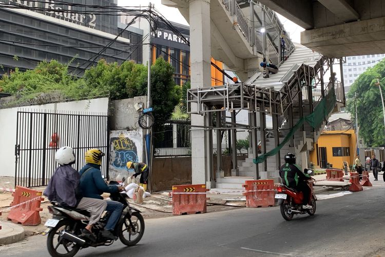 Tangga JPO Stasiun LRT Proklamasi Makan Jalan, Jalur Menyempit Bikin Macet
