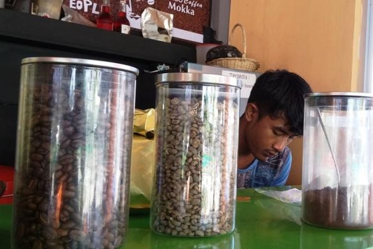 Peracik kopi Gayo sedang memilih biji kopi di Taman Simpang Legos, Kota Lhokseumawe, Aceh, Jumat (2/10/2015).