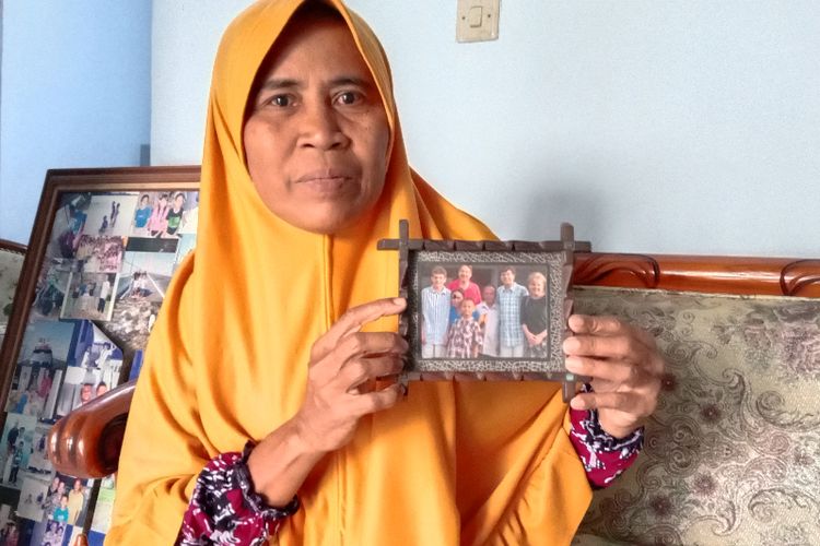 Sumiatin atau Bu Tin menunjukkan foto kenangan bersama keluarga Andy,saat ditemui Kompas.com, di rumahnya, di Desa Sumberagung, Kecamatan Perak, Kabupaten Jombang, Jawa Timur, Jumat (20/1/2023).