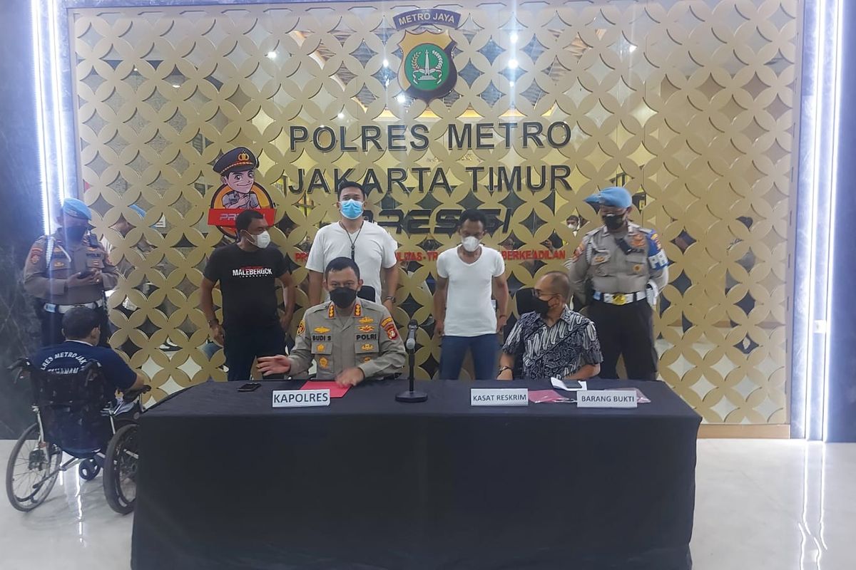 Pengungkapan kasus perampokan mobil di stasiun pengisian bahan bakar umum (SPBU), wilayah Ciracas, Jakarta Timur.  Konferensi pers dilaksanakan di Mapolres Jakarta Timur, Jumat (3/6/2022). Pelaku menggunakan kursi roda.