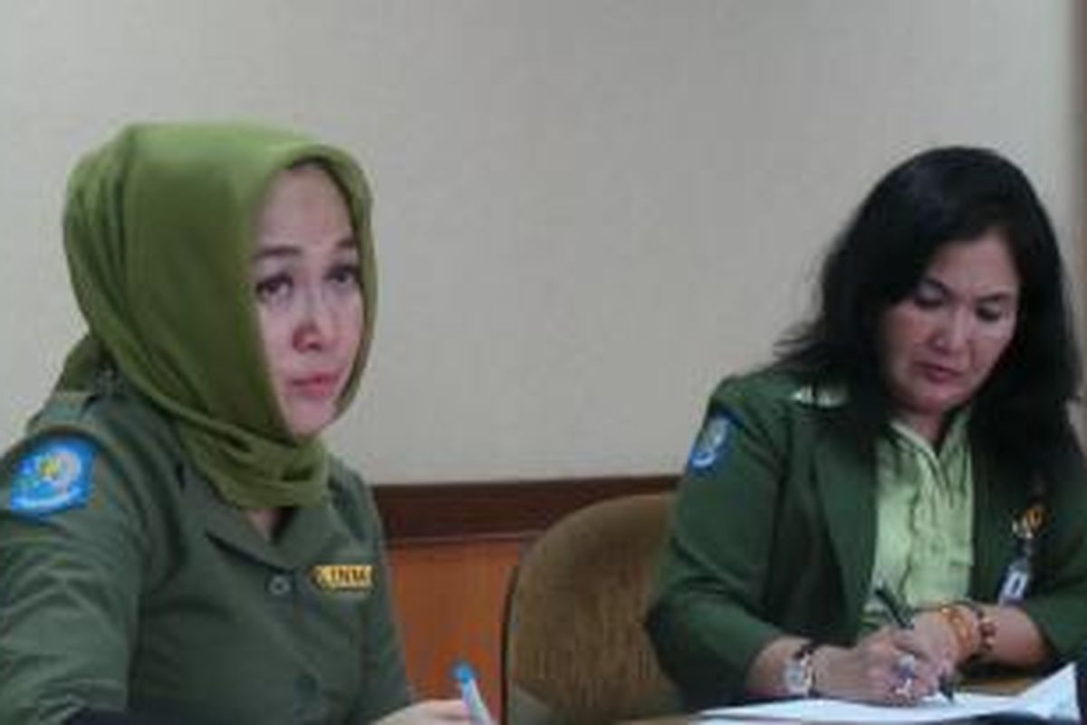 Kepala Suku Dinas Pertamanan dan Pemakaman Jakarta Timur, Mimi Rahmiati di kantor Walikota Jakarta Timur, Senin (19/1/2015).