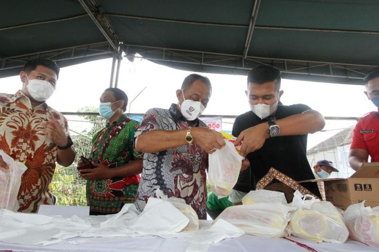 Wakil Wali Kota Surabaya Armuji mengajak crazy rich memborong minyak goreng dalam operasi pasar yang gelar pemerintah kota setempat di Halaman Kelurahan Gunungsari, Kecamatan Dukuh Pakis, Kota Surabaya, Jumat (28/1/2022). 