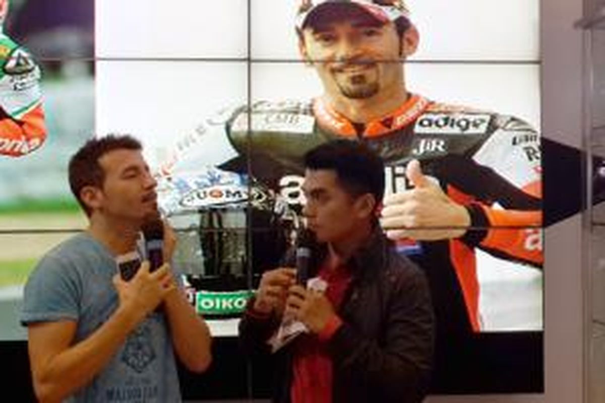 Max Biaggi di stan Suomy memberi pesan kepada dunia balap Indonesia.