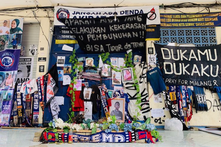 Ungkapan belasungkawa atas terjadinya Tragedi Kanjuruhan hingga bulan ketiga di Gate 13 Stadion Kanjuruhan Kepanjen, Kabupaten Malang, Minggu (1/1/2023) siang.