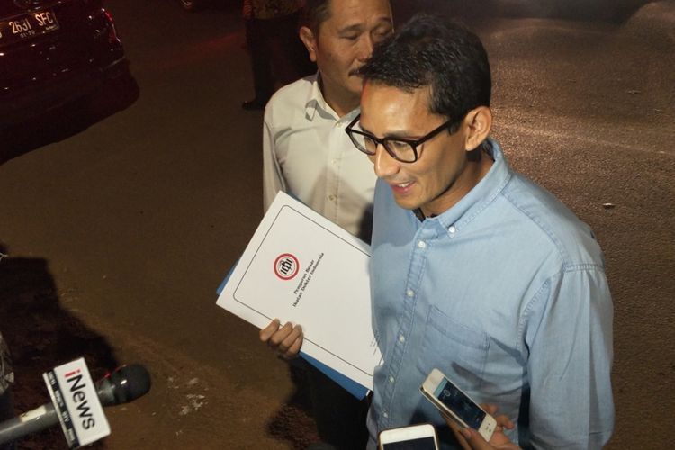 Bakal calon wakil presiden Sandiaga Uno di kediaman Prabowo, Jalan Kertanegara, Jakarta Selatan, Senin (17/9/2018) malam.