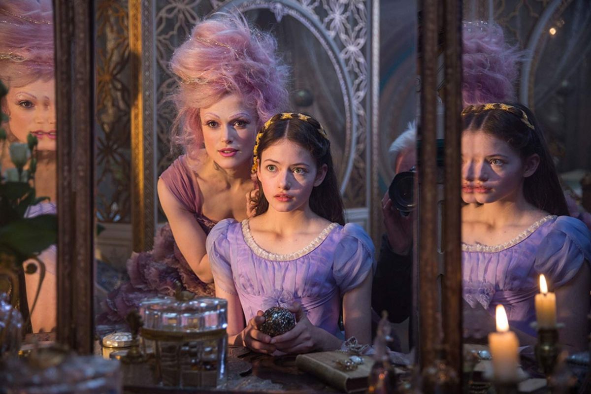 Aktris Keira Knightley (Sugar Plum) dan Mackezie Foy (Clara) dalam film The Nutcracker and the Four Realms (2018).