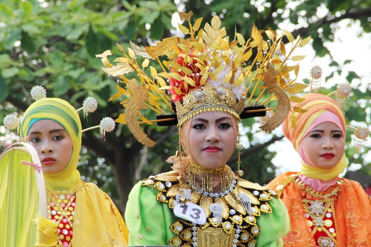 Sejumlah gadis yang mengenakan baju adat tradisional Gorontalo. Busana ini penuh simbol yang hingga kini masih dipercaya oleh masyarakat.