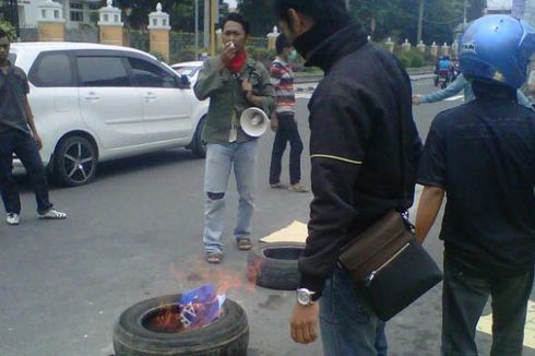 Tolak SBY ke Yogyakarta, Mahasiswa Bakar Bendera Partai Demokrat