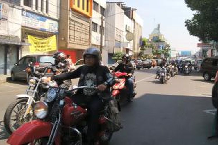 Puluhan Harley Davidson yang tergabung dalam komunitas Harley Davidson Club Bandoeng (HCB) saat beriringan mengantarkan jenazah Rachmat Hidayat, aktor senior Indonesia, menuju tempat peristirahatan terakhirnya di sebuah pemakaman keluarga di Banjaran, Kabupaten Bandung, Jawa Barat, Minggu, (14/6/2015) siang.