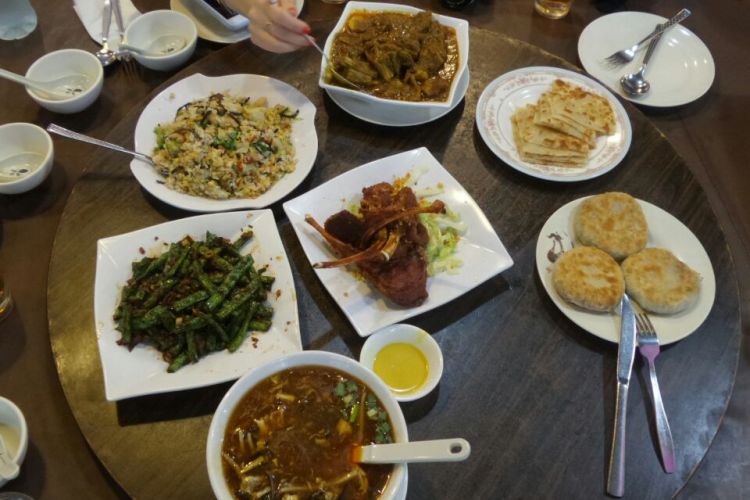 Sejumlah menu makanan halal di Mas Restaurant di Cheung Sa Wan Road, Sham Shui Po, Kowloon. Salah satu menu unggulan di restoran tersebut adalah Lamb Chop (tengah).