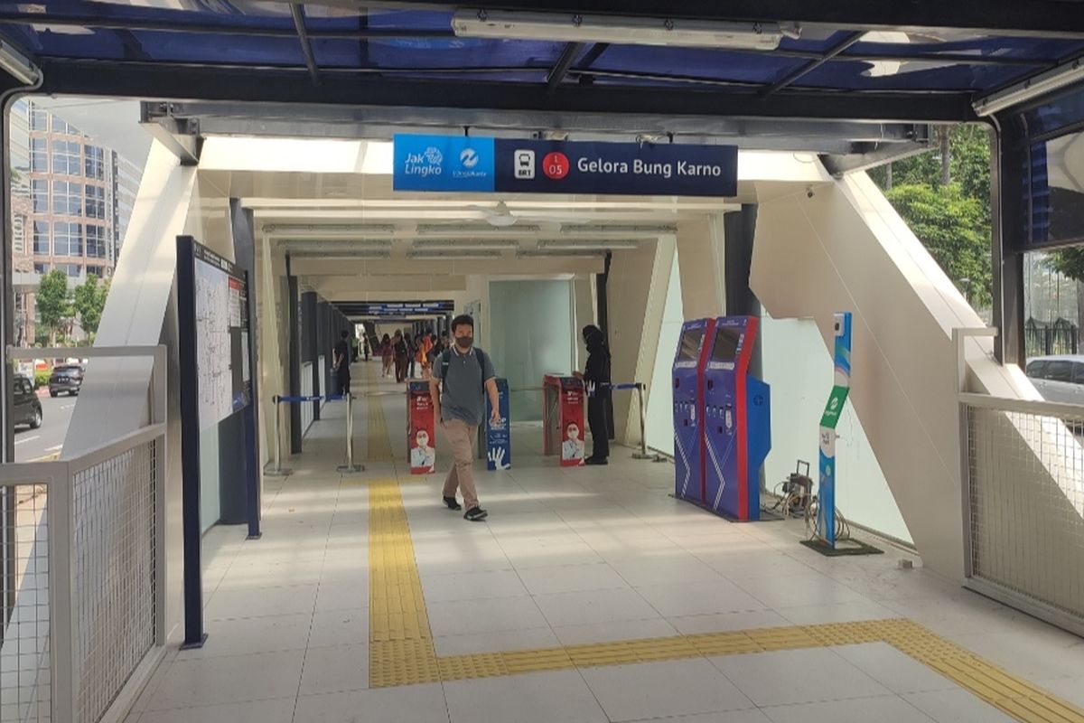 Kondisi dalam Halte Transjakarta Gelora Bung Karno (GBK) pada Jumat (19/8/2022). Halte tersebut kembali beroperasi sejak Rabu (17/8/2022), setelah sebelumnya direvitalisasi.