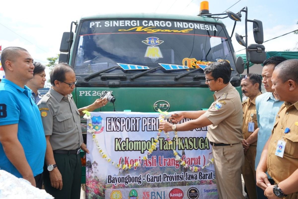 Wakil Bupati Garut Helmi Budiman melepas ekspor perdana kopi Garut ke Taiwan, Senin (9/7/2018)