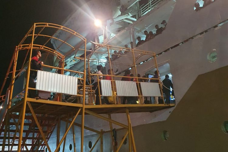 Proses evakuasi 500 wisatawan yang terjebak di Karimunjawa
