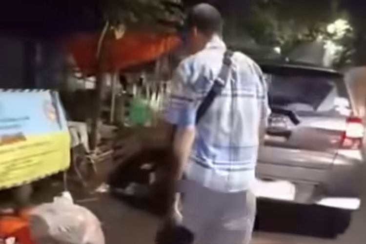 Viral Video Pengendara Ketahuan Buang Sampah Sembarangan di Ciputat, Disuruh Pungut Kembali