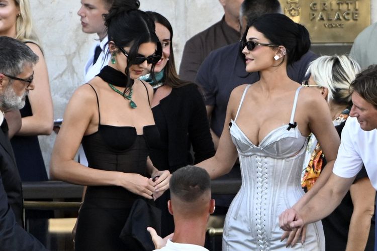 Kylie Jenner (kanan) dan Kendall Jenner (kiri) saat menghadiri pernikahan Jeff Bezos dan Lauren Sanchez di Venesia, Italia, pada Jumat (27/6/2025).