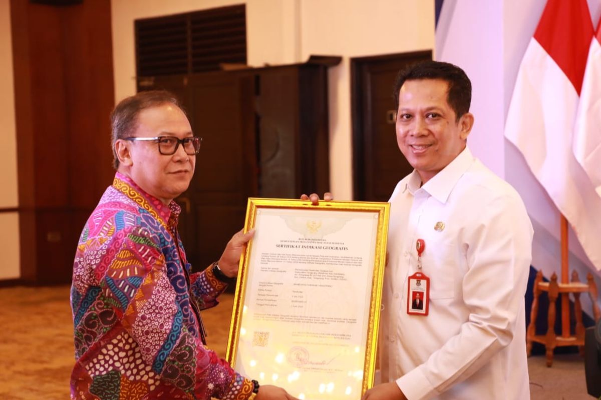 Penjabat (Pj) Bupati Tangerang Andi Ony menerima sertifikat Rambutan Parakan dari Kementerian Hukum dan Hak Asasi Manusia (Kemenkumham) Republik Indonesia (RI) di Hotel Arya Duta Lippo Karawaci, Kabupaten Tangerang, Provinsi Banten, Rabu (22/5/2024).