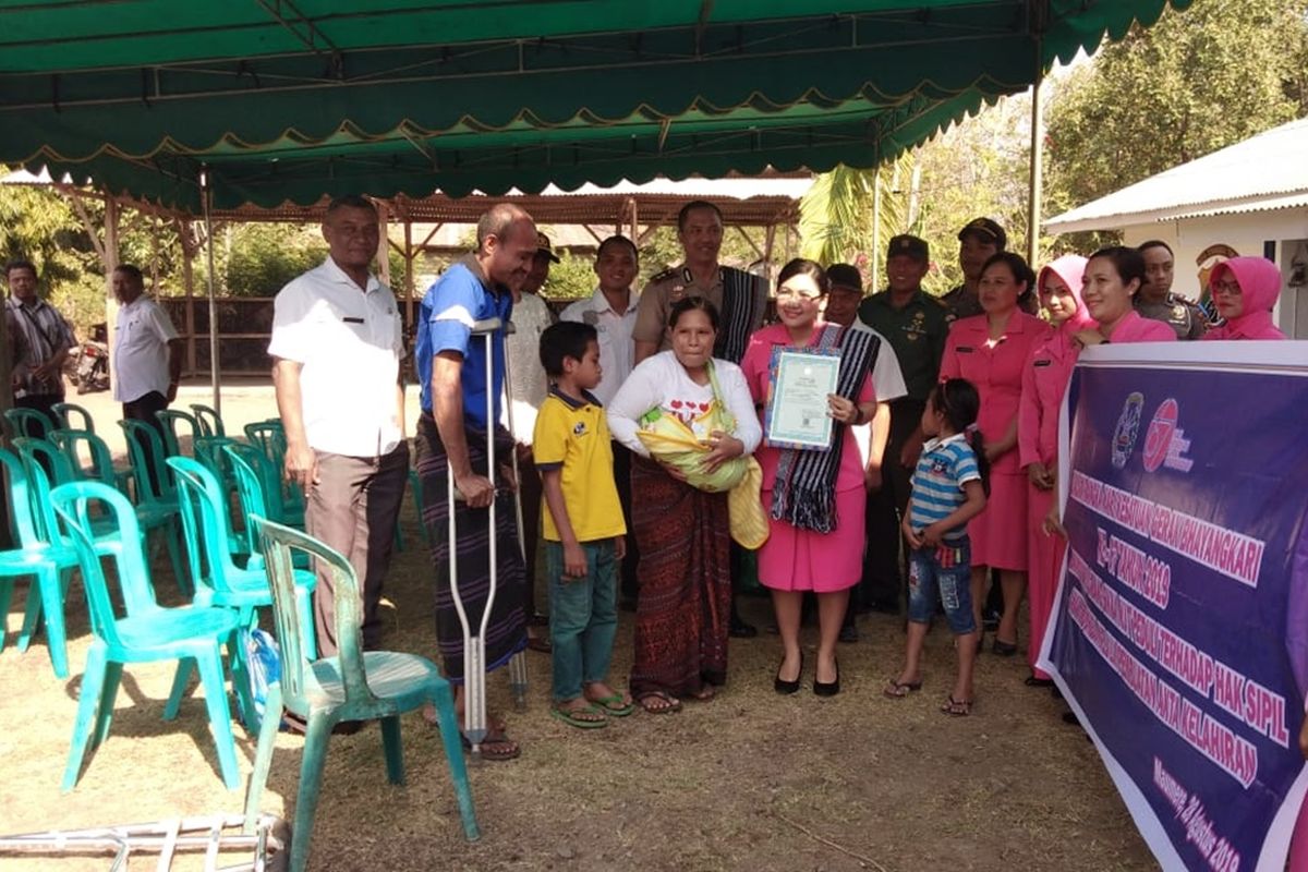 Kapolres Sikka, AKBP Rickson Situmorang dan Ketua Bhayangkari saat menemui pasutri yang alami patah kaki di Waigete, Kabupaten Sikka, NTT, Kamis (5/9/2019).