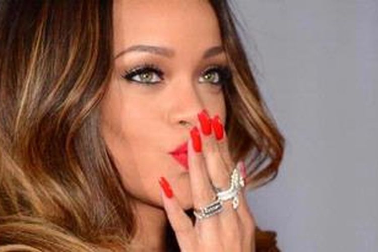 Rihanna hadir di Grammy Awards 2013, yang diselenggarakan di Staples Center, Los Angeles (California, AS), Minggu (10/2/2013) sore hingga malam waktu setempat.